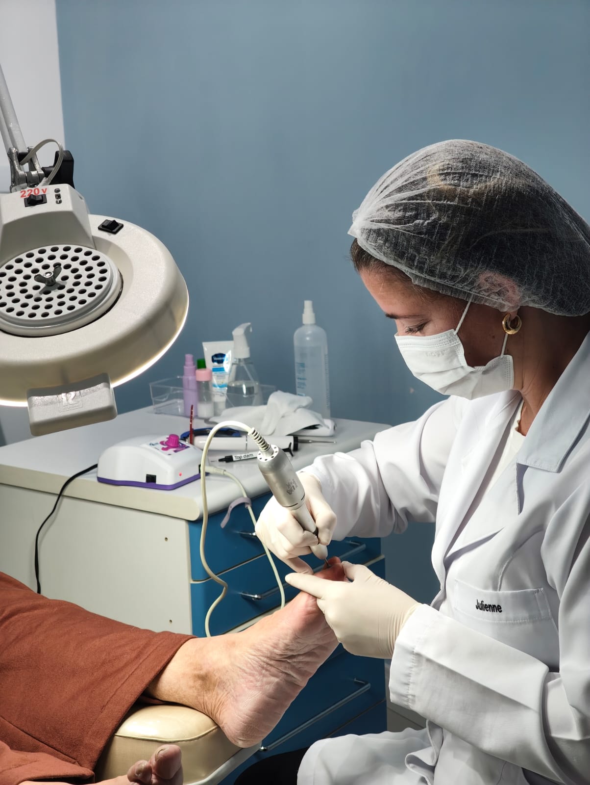 Julienne cuidando das unhas de paciente em consultório